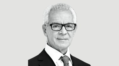 Black-and-white portrait of an elderly Argentine man with glasses