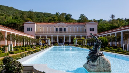 A villa with a large fountain at its center.