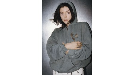 Lorde's 'Man Of The Year' Video References De Maria's 'Earth Room'